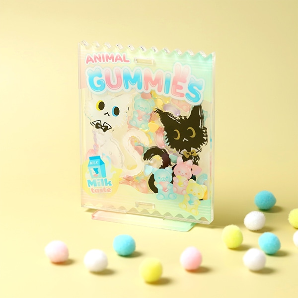 5×7cm（厚み3mm）のものであれば２キャラ入れることができます♥100均でパステルカラーのフレークシールがあったので入れてみました♪ ※形状により入らない場合もございますので、セット可能範囲をよくご確認ください。 ※ねこちゃんは販促品の為付属しません。