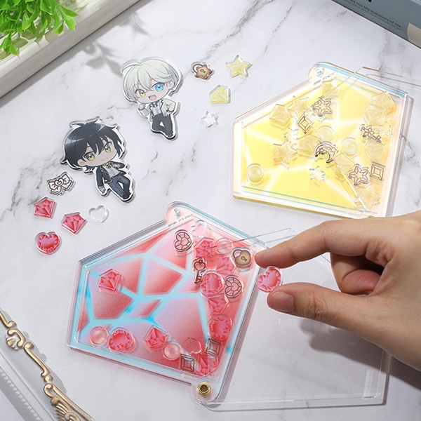 カスタマニアキャリーは金具で3層のアクリルを留めた構造。1枚目をスライドさせて、2層目にお好きなグッズやパーツを配置してお楽しみください♪ ※男の子のアクリルは販促品のため付属しません。